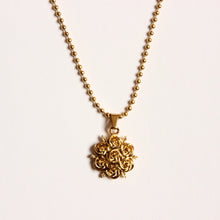 Laden Sie das Bild in den Galerie-Viewer, Rose Necklace | Akoyama
