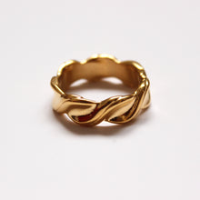 Laden Sie das Bild in den Galerie-Viewer, Twisted Ring | Akoyama

